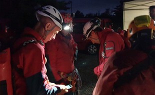 Une quarantaine de sapeurs-pompiers ont été mobilisés pour secourir l'homme d'une vingtaine d'années bloqué sous terre.