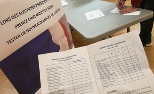 Les électeurs des bureaux de vote de la Bourse à Strasbourg sont invités à voter une deuxième fois pour le bien d'une nouvelle expérience universitaire à l'occasion de ce premier tour de la présidentielle 2017.