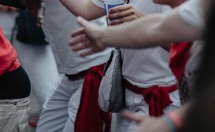 Photo de personnes en tenues de Feria, soient blanches avec un foulard rouge