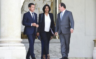 Le président François Hollande (D), le Premier ministre, Manuel Valls et la nouvelle ministre du travail Myriam El Khomri, après sa nomination, le 2 septembre 2015 à l'Elysée