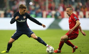 Antoine Griezmann au duel avec Franck Ribéry lors du match entre le Bayern et l'Atlético le 3 mai 2016.