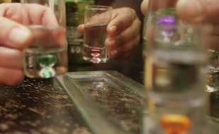 Consommation d'alcool dans un bar de Toulouse. Illustration