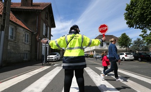 Une écolière et sa mère traversent la rue à Crépy-en-Valois (Oise), le 12 mai 2020.