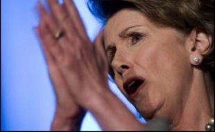 Première femme à présider la chambre basse du Congrès américain, Nancy Pelosi porte avec ferveur les valeurs les plus progressistes du parti démocrate, mais elle est aussi emblématique des divisions de son camp.
