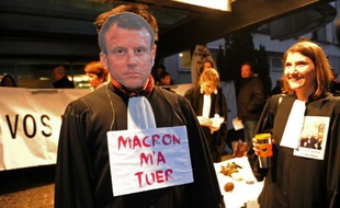 Un avocat porte un masque du ministre de l'Economie, Emmanuel Macron, pendant une manifestation devant le palais de justice de Lille, dans le nord de la France, le 20 octobre 2015