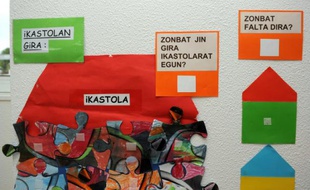 Du matériel pédagogique sur un mur de l'ikastola (école immersive en langue basque) du village d'Ascarat, dans les Pyrénées-Atlantiques, le 1er septembre 2015