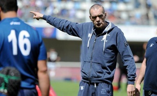 Eric Béchu, entraîneur de l'équipe de rugby de Montpellier, est décédé mardi à Toulouse à l'âge de 53 ans des suites d'une longue maladie, a annoncé mardi le club héraultais.