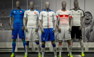 Des maillots de football Puma le 18 février 2016 à Herzogenaurach, en Bavière