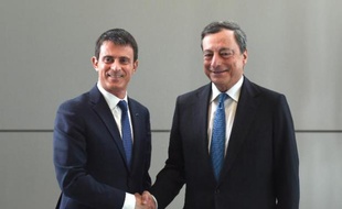 Le Premier ministre français Manuel Valls accueilli à Francfort par le président de la BCE Mario Draghi, le 23 juin 2015