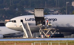 Les dépouilles de 44 victimes rapatriées vers l'Allemagne à l'aéroport de Marignane, le 9 juin 2015