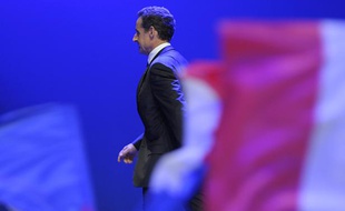 Nicolas Sarkozy quitte la scène de la Mutualité après sa défaite à l'élection présidentielle.