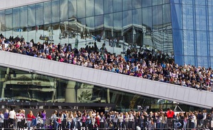 Des milliers de fans survoltés de Justin Bieber attendent leur idole dans les rues d'Oslo, en Norvège, le 30 mai 2012.