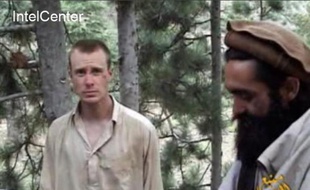 Le soldat américain Bowe Bergdahl (g), otage des Talibans en Afghanistan, le 7 décembre 2010