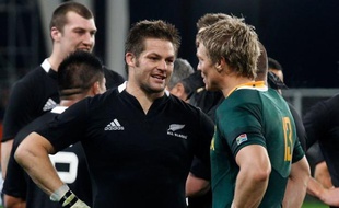 La Nouvelle-Zélande a réalisé un pas important vers le titre dans le Four Nations de rugby, compétition des grandes nations de l'hémisphère Sud, en battant l'Afrique du Sud (21-11), l'Argentine manquant de peu de l'emporter en Australie (23-19), samedi, lors de la 4e journée.