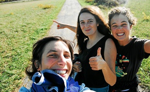 Les trois filles de la compagnie La Grosse Situation.