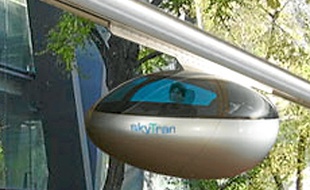 Des nacelles suspendues à des rails.