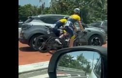 Deux coureurs pris la main dans le sac en train de tricher sur le Tour de G…