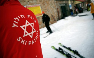 Un pisteur israélien de la station de ski du mont Hermon, dans le Golan occupé par l'Etat hébreu, le 21 janvier 2016