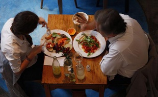 Le pain, les biscottes, la charcuterie et le fromage sont les aliments qui contiennent le plus de sel.