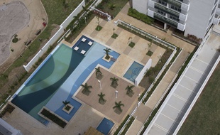 Une photo aérienne du village des athlètes pour les JO 2016 à Rio de Janeiro, prise le 16 mars 2015.