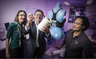 L'équipe scientifique de l'université de Wollongong, avec le pofesseur Steele (à gauche), qui développe un soutien-gorge bionique.