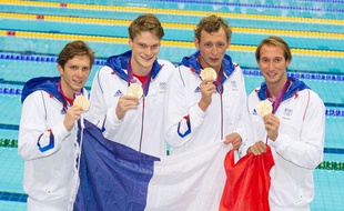 Clément Lefert, Yannick Agnel, Amaury Leveaux et Fabien Gilot, champions olympiques du relais 4x100m nage libre, à Londres, le 29 juillet 2012.