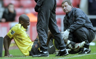 Abou Diaby lors de sa blessure par Dan Smith contre Sunderland en 2006, avec Arsenal.