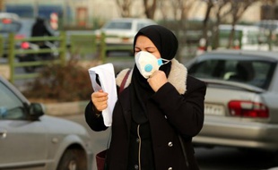 Une Iranienne portant un masque anti-pollution le 19 décembre 2015 à Téhéran