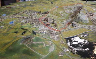 Une maquette de la ville de Kiruna, qui montre en rouge la zone qui doit être déplacée en raison de la progession du forage minier, est exposée dans le centre des visiteurs, le 17 mars 2015