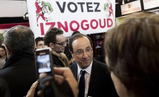 Au lendemain de la volée de flèches décochée par son rival Nicolas Sarkozy, le candidat socialiste à l'Elysée François Hollande s'est dépeint dimanche, au Salon du Livre à Paris, en Sisyphe "infatigable, inépuisable", combattant sans relâche pour la victoire à la présidentielle.