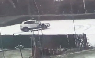 La voiture de police effectuant des glissades sur la neige.