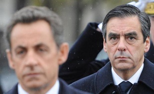 Nicolas Sarkozy, alors président de la République, et son Premier ministre de l'époque François Fillon, devant la tombe du Soldat inconnu à Paris, le 11 novembre 2010