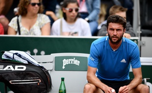 Gilles Simon en détresse, battu en trois sets par un Italien issu des qualifications au 2e tour de Roland-Garros, le 30 mai 2019.