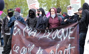 Des manifestants arborent une pancarte "En mai, bloque ce qu'il te plaît", le 10 mai 2016 à Rennes.