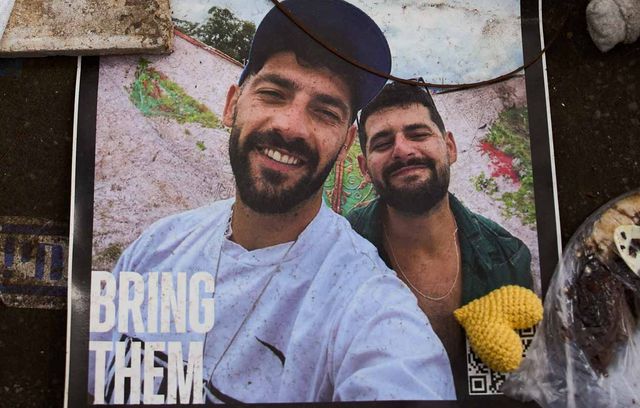 Ces jumeaux ont été enlevés dans le kibboutz Kfar Aza. Inséparables, les deux frères travaillent ensemble dans le domaine de la production musicale et sont fans du Maccabi Tel-Aviv et de Liverpool.