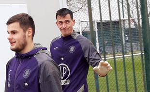 Le nouveau portier croate du TFC Lovre Kalinic, ici avec le troisième gardien Florentin Bloch, a fait ses débuts à l'entraînement ce mardi.