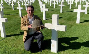 Association Association 2MCLADNCédric Lemaître, auprès de la tombe d'Ellis Pope, avec son fameux sous-casque.