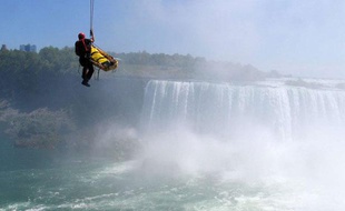 Un homme se fait secourir après avoir plongé dans les chutes du Niagara, le 21 mai 2012.