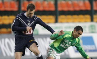 Le défenseur bordelais Franck Jurietti, face au Stéphanois Dimitri Payet (en vert) lors d'un match de L1, le 22 février 2009.