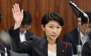 La ministre japonaise de l'Economie, Yuko Obuchi, répond aux questions lors d'une session de la commission économique au Parlement, le 16 octobre 2014 à Tokyo