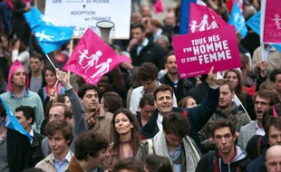 Quelques milliers d'opposants au mariage homosexuel ont manifesté mardi soir à Versailles et à Paris à l'appel de la Manif pour tous, pour demander le retrait du projet de loi ouvrant le mariage aux homosexuels, ont constaté des journalistes de l'AFP.