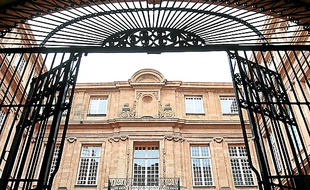 La cour de l'hôtel de ville d'Aix.