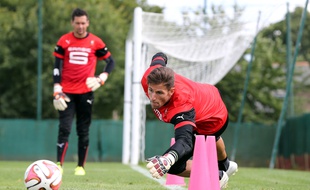 Benoît Costil à l'entraînement, sous le regard de son coéquipier Olivier Sorin.