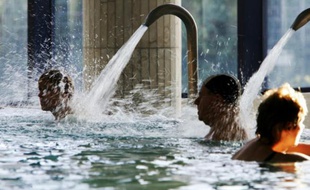 Les cures thermales médicalisées commencent à jouer le jeu de la clientèle loisirs, avec des ateliers yoga, diététique, ou musicothérapie