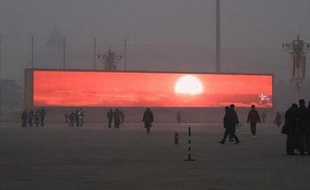 Un écran géant diffuse une vidéo de lever de soleil à Pekin, le 16 janvier 2014.
