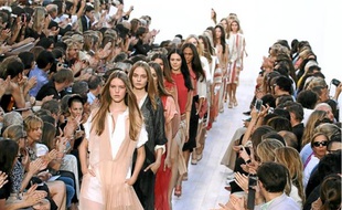 Les grands couturiers présentent leurs collections jusqu'à jeudi (ici, le défilé prêt-à-porter Chloé, en octobre dernier).
