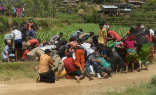 Des villageois se ruent sur l'aide apportée par un hélicoptère de l'armée indienne le 2 mai 2015 à Kharibot, dans la région de Gorkha