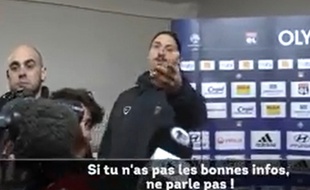 Ibrahimovic envoie balader un journaliste après la rencontre entre le PSG et l'OL le 8 février 2015.