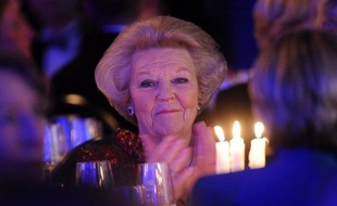 La reine Beatrix des Pays-Bas, qui fêtera mercredi ses 75 ans, va annoncer lundi soir son abdication après presque 33 ans de règne au profit de son fils aîné, le prince Willem-Alexander, ont annoncé les médias néerlandais, citant des sources proches de la Maison royale.