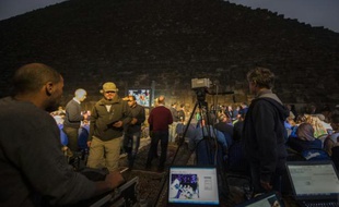 Des personnes rassemblées devant la pyramide de Khéops lors d'une expérience de thermographie infrarouge, le 9 novembre 2015 près du Caire